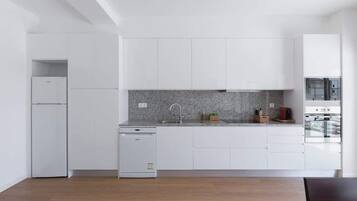 Frigorífico, microondas, horno y placa de cocina