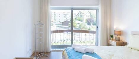 2 dormitoris, planxa i posts de planxar, wifi i roba de llit