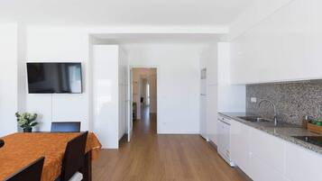 Kühlschrank, Mikrowelle, Ofen, Herdplatte