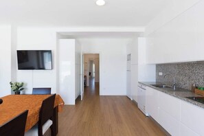 Fridge, microwave, oven, stovetop - Anna´s Flats by HostWise (Vila Nova de Gaia)