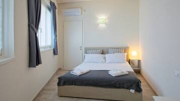 3 bedrooms, desk, travel cot, WiFi
