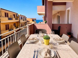 Outdoor dining - New Construction,  beautiful 2 bed apartment facing the sea, Wi-fi ,Aircon (La Ciaccia)