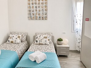2 bedrooms, iron/ironing board, free WiFi, bed sheets - New Construction,  beautiful 2 bed apartment facing the sea, Wi-fi ,Aircon (La Ciaccia)