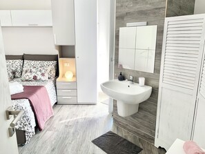 2 chambres, fer et planche à repasser, Wi-Fi gratuit, draps fournis