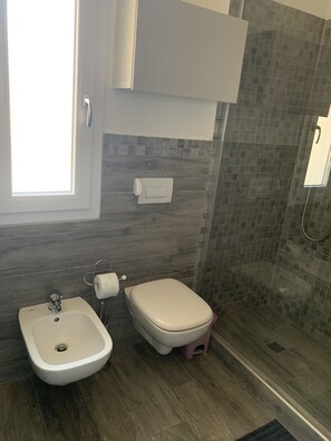 Douche, sĂšche-cheveux, bidet, serviettes fournies