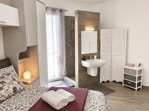2 bedrooms, iron/ironing board, free WiFi, bed sheets - New Construction,  beautiful 2 bed apartment facing the sea, Wi-fi ,Aircon (La Ciaccia)