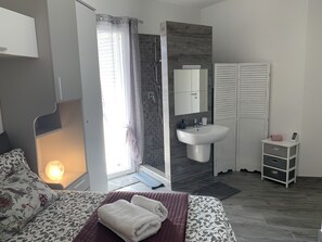 Doccia, asciugacapelli, bidet, asciugamani