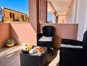 Outdoor dining - New Construction,  beautiful 2 bed apartment facing the sea, Wi-fi ,Aircon (La Ciaccia)