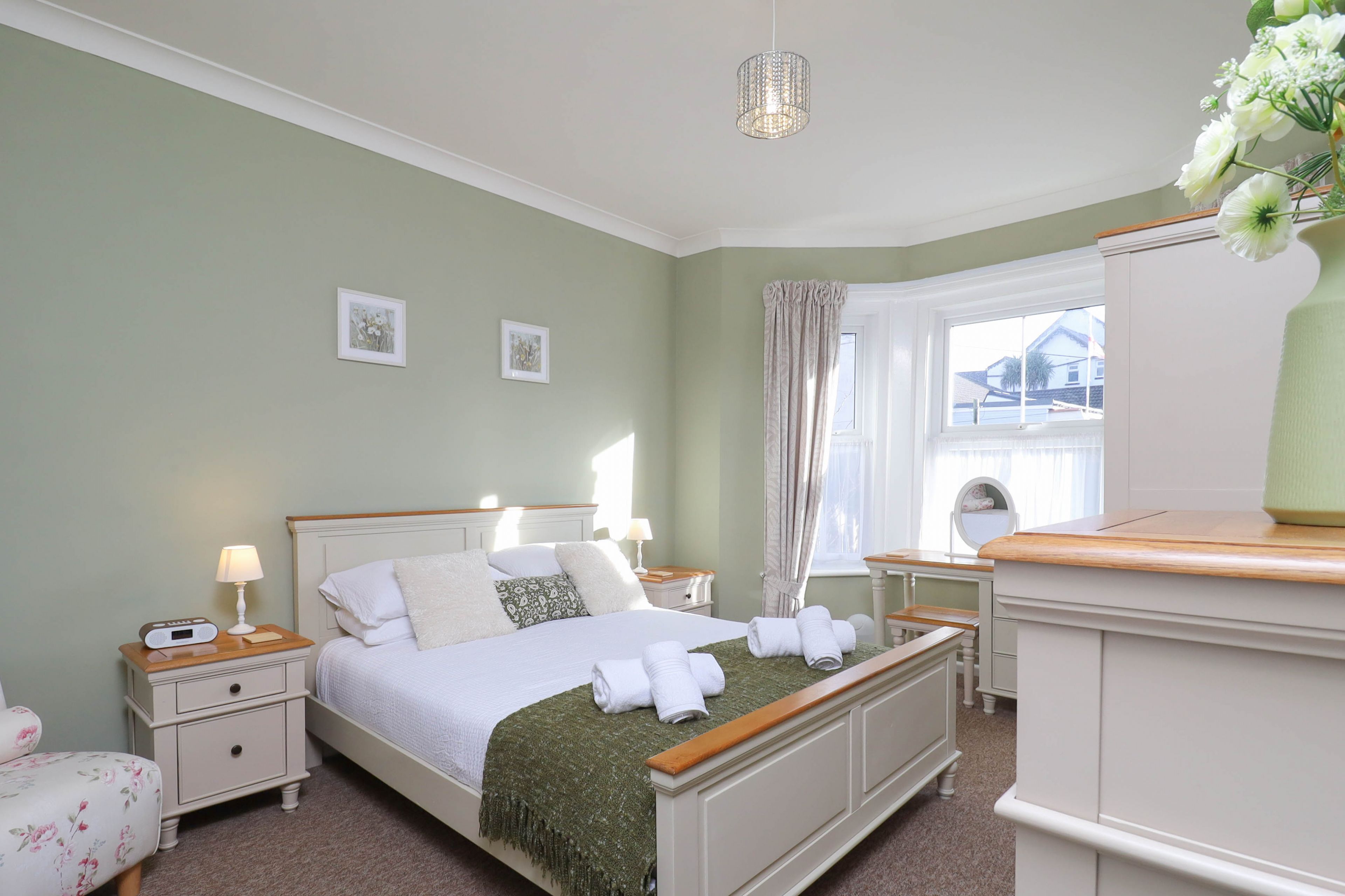 3 bedrooms, iron/ironing board, WiFi, bed sheets