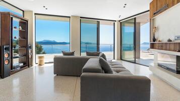 Télévision, cheminée, chaßne hi-fi