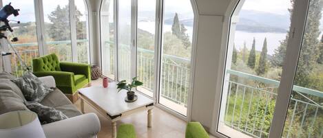 Smart-TV, Kamin, Videospiele, DVD-Player