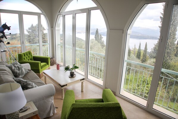 TV connectée, cheminée, jeux vidéo, lecteur de DVD