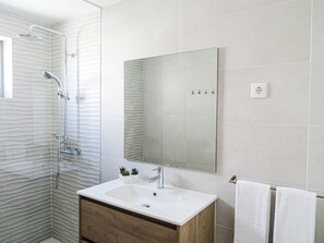 Dutxa, assecador de cabells, bidet i tovalloles 