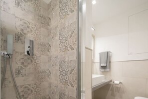 Dusche, kostenlose Toilettenartikel, Haartrockner, Bidet
