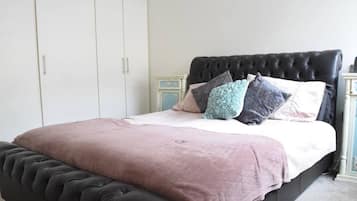 5 bedrooms, iron/ironing board, free WiFi, bed sheets