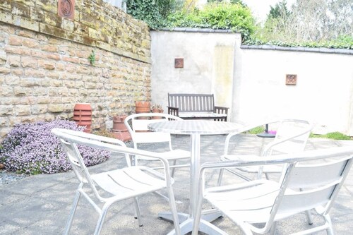 Tranquil Detached House **10 mins Walk to City **