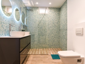 Shower, hair dryer, towels