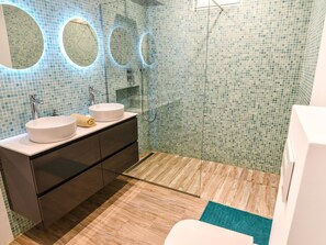 A modern bathroom with two sinks, a mirror, and a shower. - Cosy holiday home with private pool in Salobreña (Salobreña)