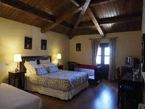 17 bedrooms, in-room safe, iron/ironing board, free WiFi - La Casa del Villar. 17 bedrooms. Special for large groups. With swimming pool. (VILLAR DE LA ENCINA)