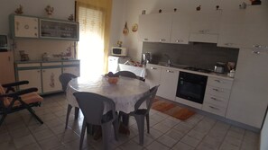 Frigorifero, microonde, forno, lavastoviglie