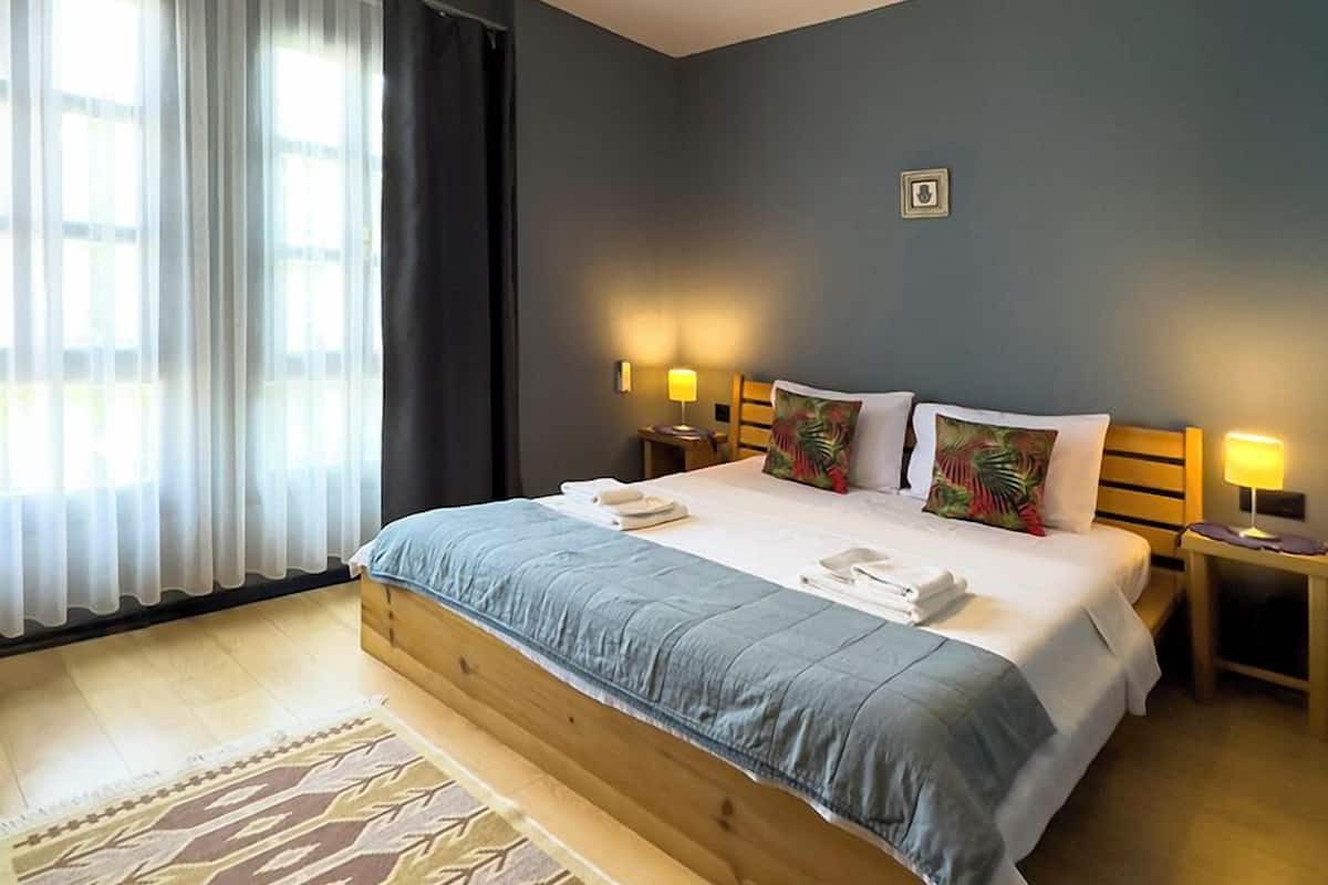 deluxe room, city view | premium bedding, soundproofing, free wifi, bed sheets