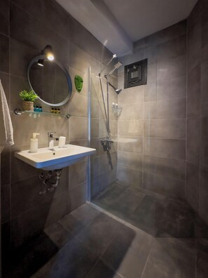 Standard Triple Room | Bilik Mandi | Pancuran mandi, kelengkapan dandanan diri percuma, pengering rambut 