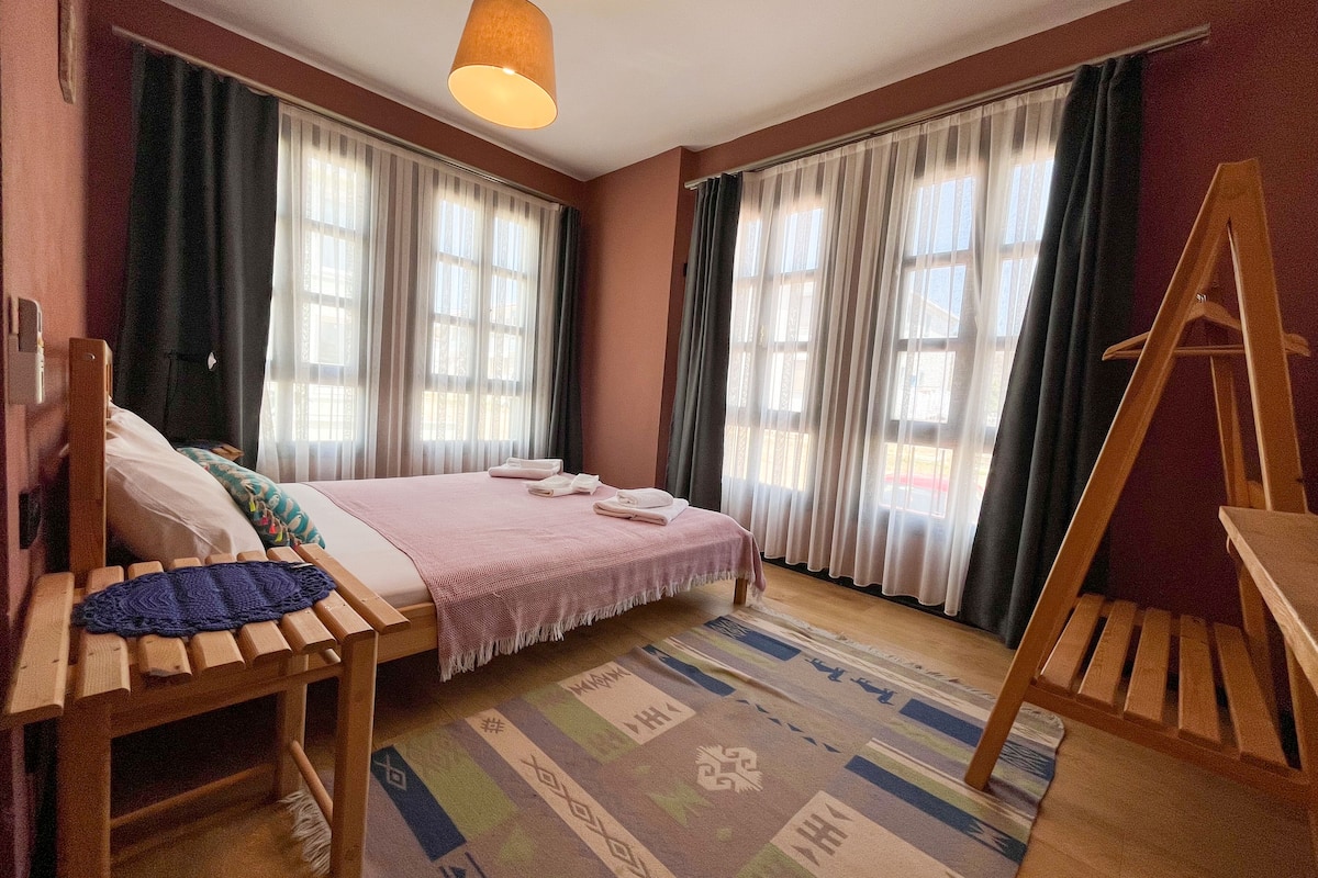 standard double room, 1 queen bed | premium bedding, soundproofing, free wifi, bed sheets