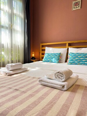 Dobbeltrom – standard, 1 queensize-seng, hageutsikt | Sengetøy av topp kvalitet, lydisolert, wi-fi (inkludert) og sengetøy