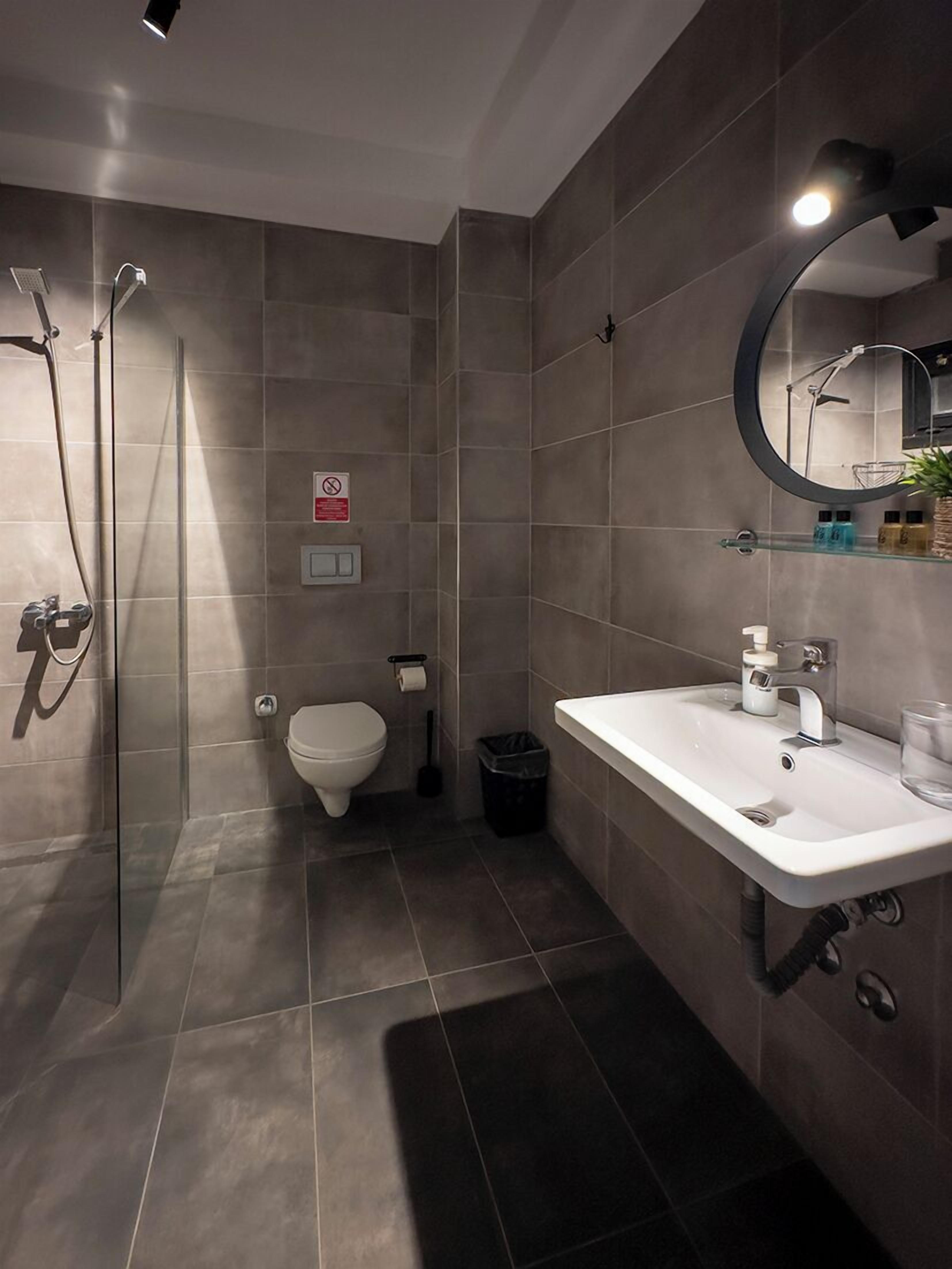 deluxe room, garden view | bathroom | shower, free toiletries, hair dryer, slippers