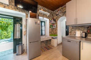 Kühlschrank, Mikrowelle, Ofen, Herdplatte