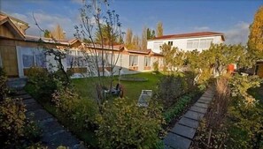 Property grounds - Hostal Alamo Patagonico (Natales)