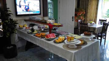 Desayuno completo gratuito y diario