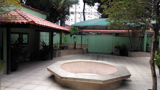 A courtyard with a swimming pool, green walls, and tiled roofs. - Villa Norma Suites (Vitoria)