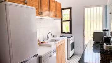 Frigorífico, microondas, horno y cafetera o tetera