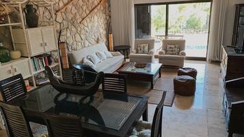 Una televisión, libros