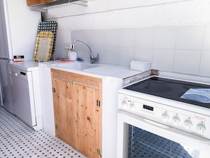 Fridge, microwave, oven, coffee/tea maker