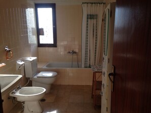 Een douche, een bidet, handdoeken, zeep