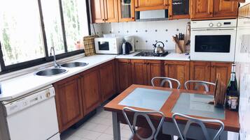 Réfrigérateur, micro-ondes, four, cafetiÚre/bouilloire