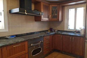 Een koelkast, een microgolfoven, een oven