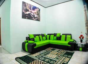 Family House | Living room | 24-inch LCD TV with satellite channels, TV, MP3 dock - Homestay Sembiring Puncak (Cisarua)
