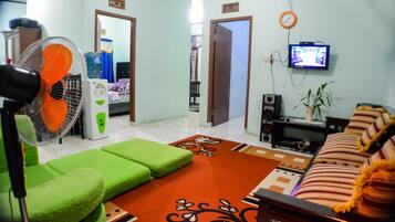 Rumah Keluarga | Area keluarga | Televisi LCD 24-inci dengan saluran TV satelit dan TV