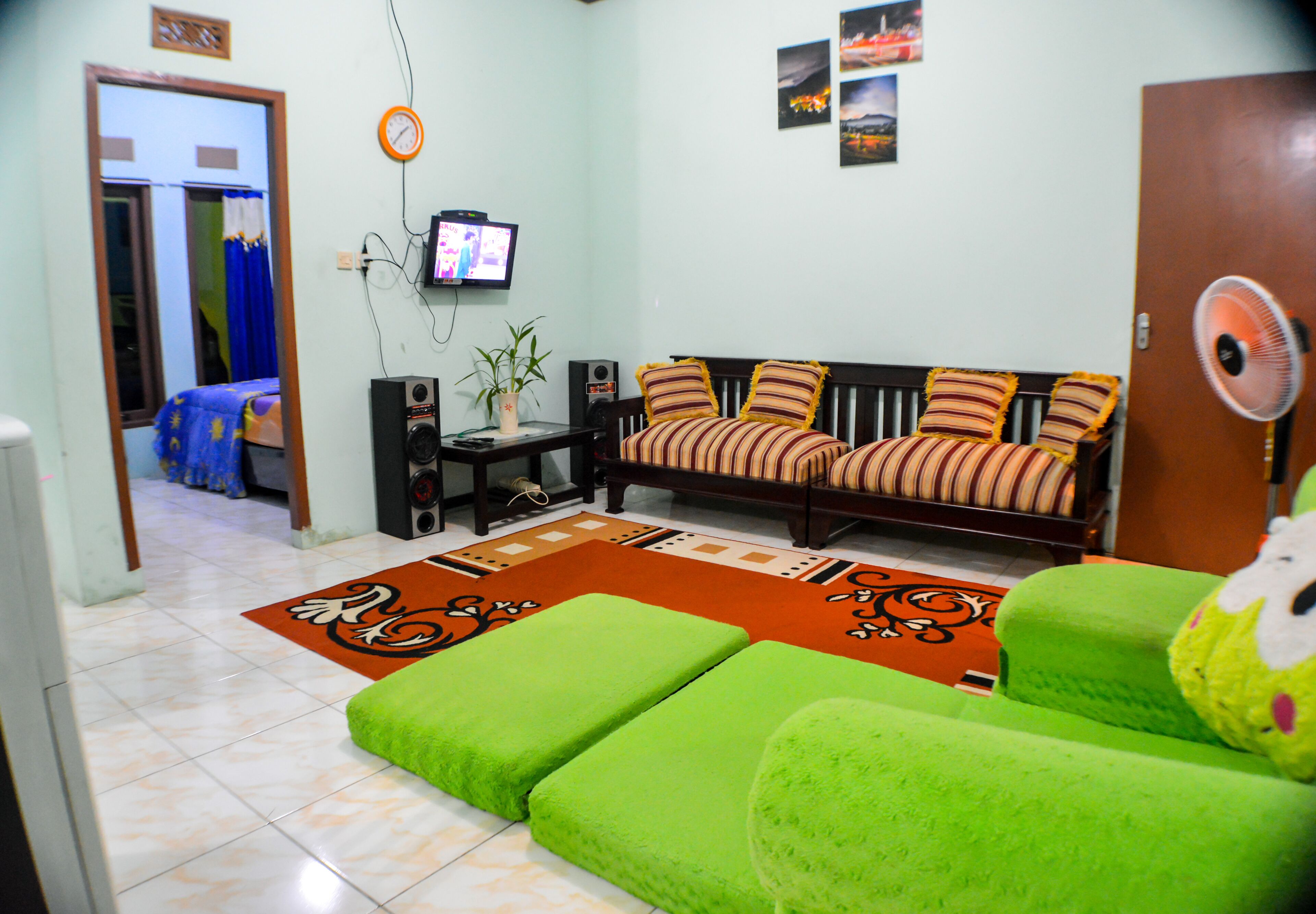 Casa família | Área de estar | TV LCD 24 polegadas com canais via satélite, TV, dock para MP3