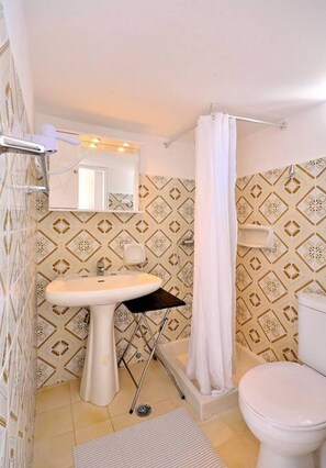 Bathroom - Two Studios in the ♥ of the City w Balcony, 3min to ⛱ - For Groups (Rodos)