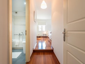 Combined shower/bathtub, hair dryer, towels