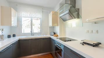 Fridge, oven, stovetop, dishwasher