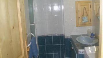 Een douche, een haardroger, zeep