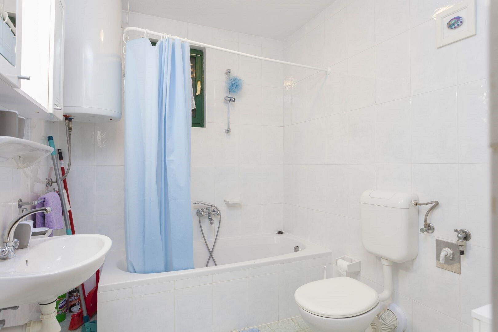 Ein Badezimmer mit Badewanne, Toilette und Waschbecken.