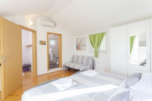 4 bedrooms, iron/ironing board, WiFi, bed sheets