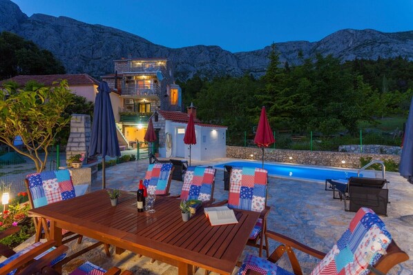 تناول الطعام بالخارج