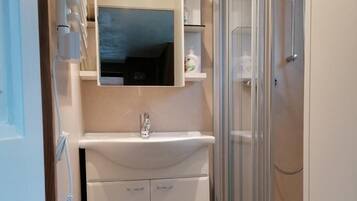 Een douche, handdoeken